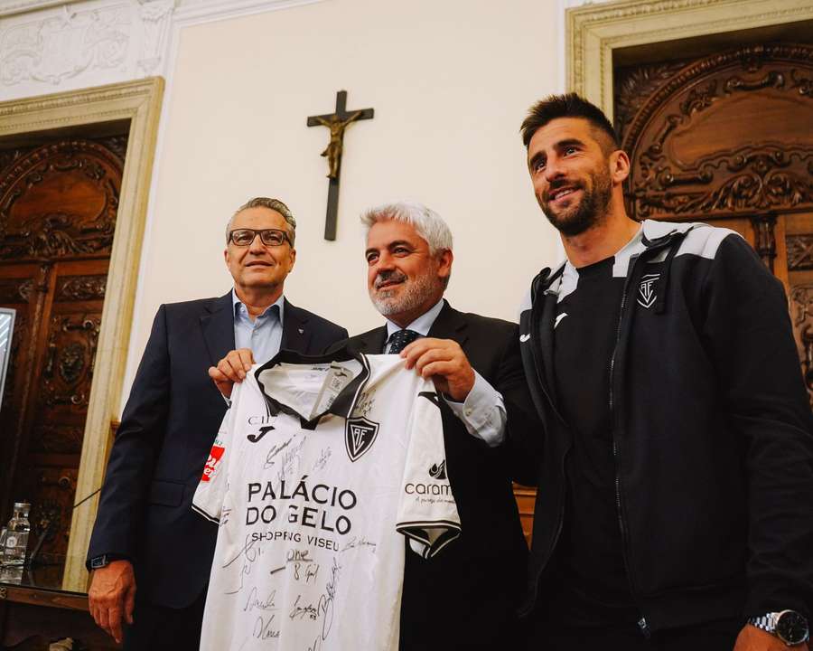 João Azevedo recebeu uma camisola do Académico de Viseu João Azevedo recebeu uma camisola do Académico de Viseu