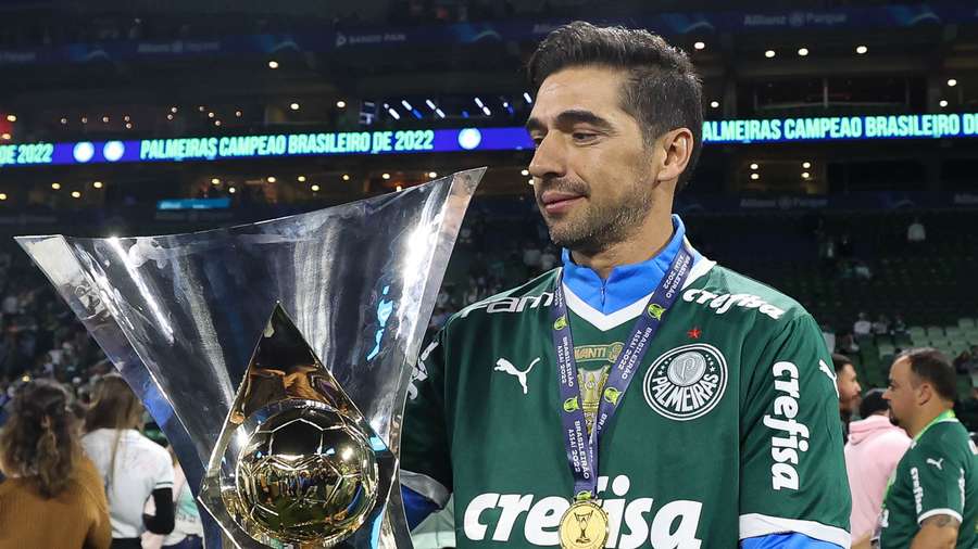 Abel Ferreira com a taça de campeão brasileiro