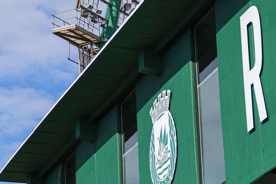 Cobertura da bancada levantou com o vento
