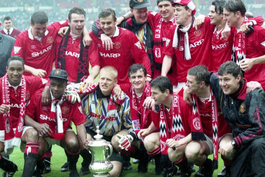 Gary Pallister levantó tres veces la Copa de Inglaterra con el Manchester United, una de ellas en 1994 (en la foto).