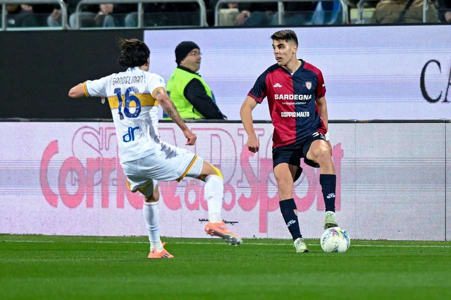 Obert sledoval prehru svojho tímu. Obert sledoval prehru svojho tímu.