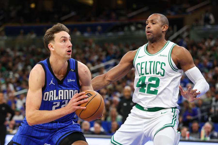 Franz Wagner zieht an Al Horford vorbei zum Korb.