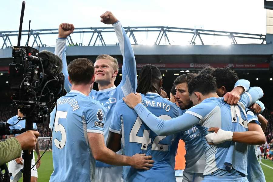 Manchester City zdolal Liverpool na jeho štadióne. Manchester City zdolal Liverpool na jeho štadióne.