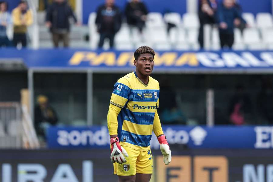 Zion Suzuki con la maglia del Parma Zion Suzuki con la maglia del Parma