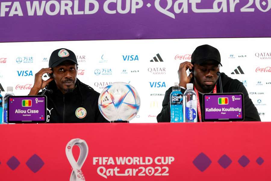 O técnico Aliou Cisse e o zagueiro Kalidou Koulibaly na coletiva do Senegal