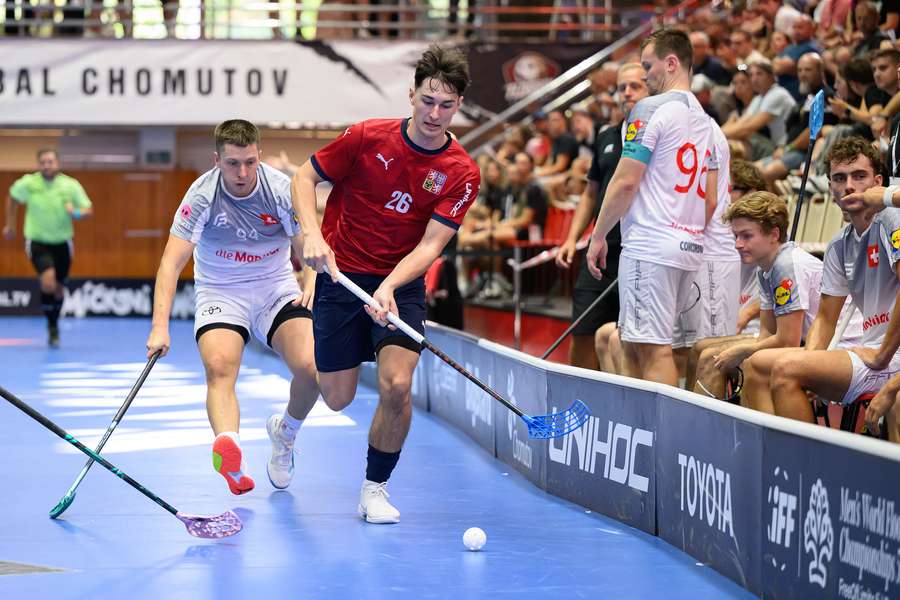 Marco Louis atakuje Michaela Wertheima v utkání Česko – Švýcarsko v utkání florbalového EFT v Chomutově. Marco Louis atakuje Michaela Wertheima v utkání Česko – Švýcarsko v utkání florbalového EFT v Chomutově.