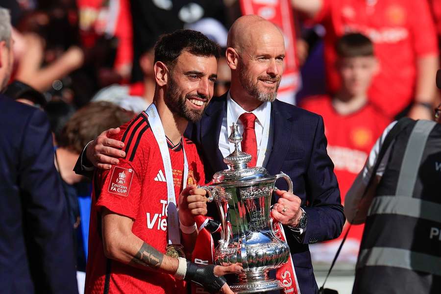 Bruno Fernandes en Erik ten Hag met de FA Cup na de gewonnen finale in mei