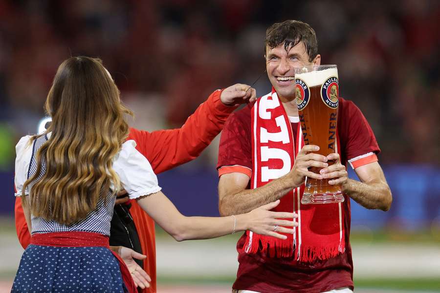 Thomas Müller (dreapta) cu paharul tradițional de bere