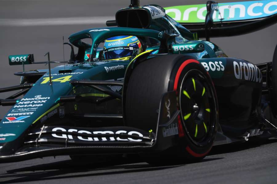 Fernando Alonso, a bordo de su AMR25