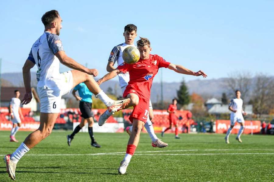 Marius Ursu (echipament roșu) nu apărea pe foaia de joc a duelului cu Șelimbăr