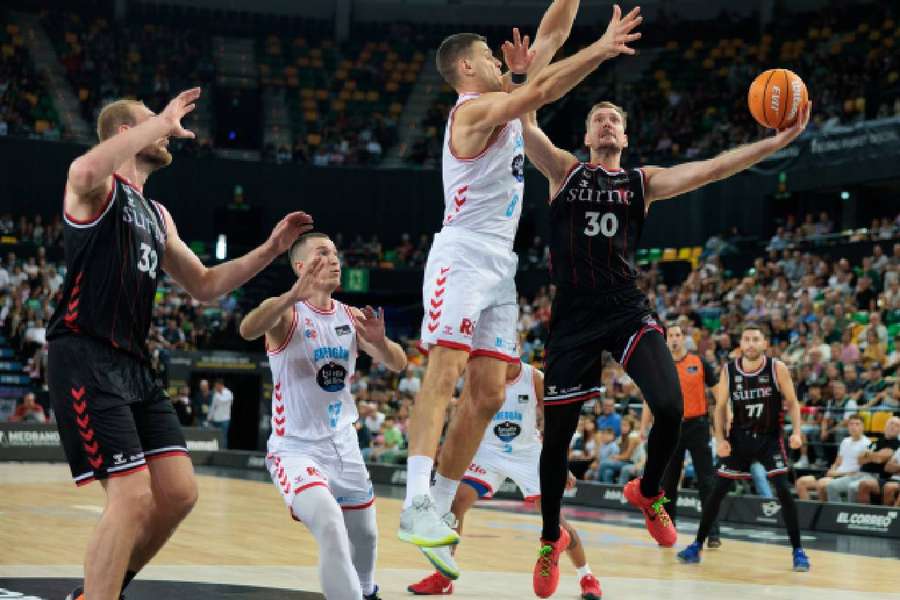 Dragic, jugador del Bilbao Basket, entrando a canasta