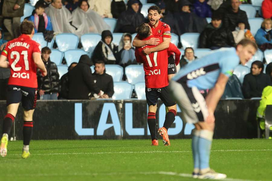 Osasuna's players celebrate after Ante Budimir scores