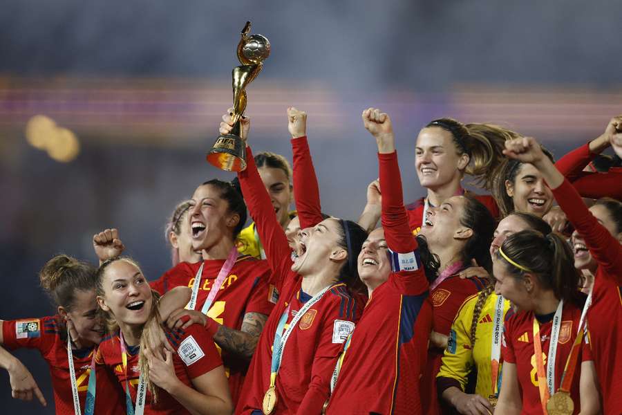 The Spanish team lift the Women's World Cup trophy