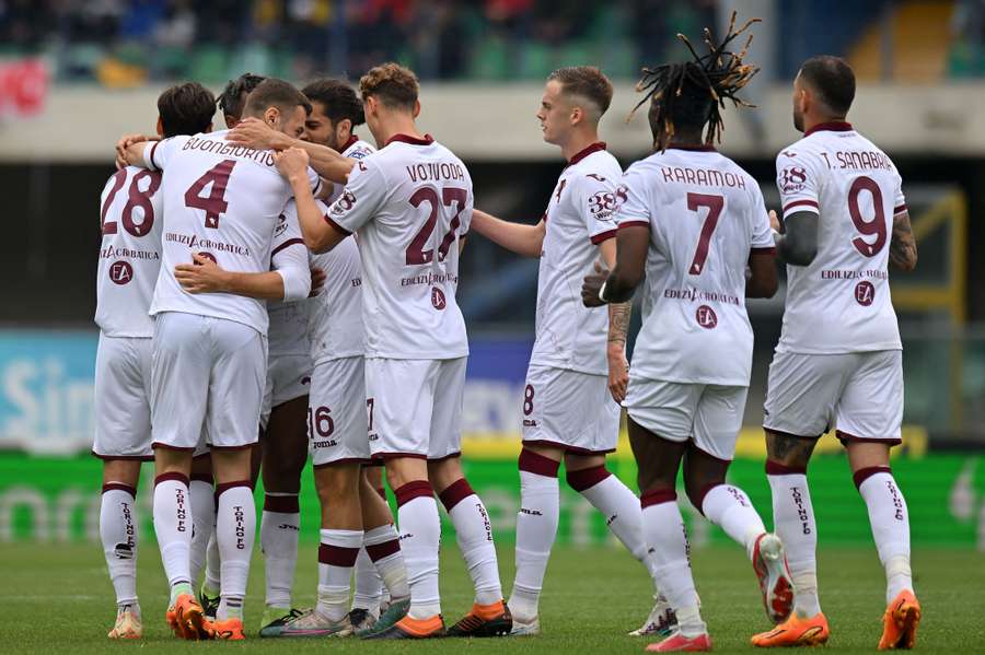 Nikola Vlasic festeja o golo que valeu a vitória do Torino