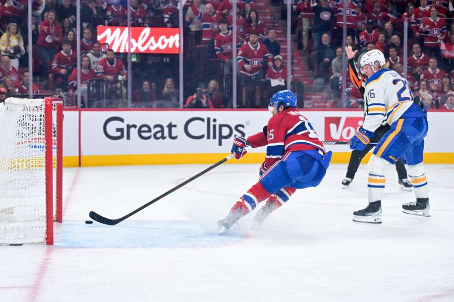 Alex Newhook mit einem Empty-Field-Goal für Montreal Alex Newhook mit einem Empty-Field-Goal für Montreal
