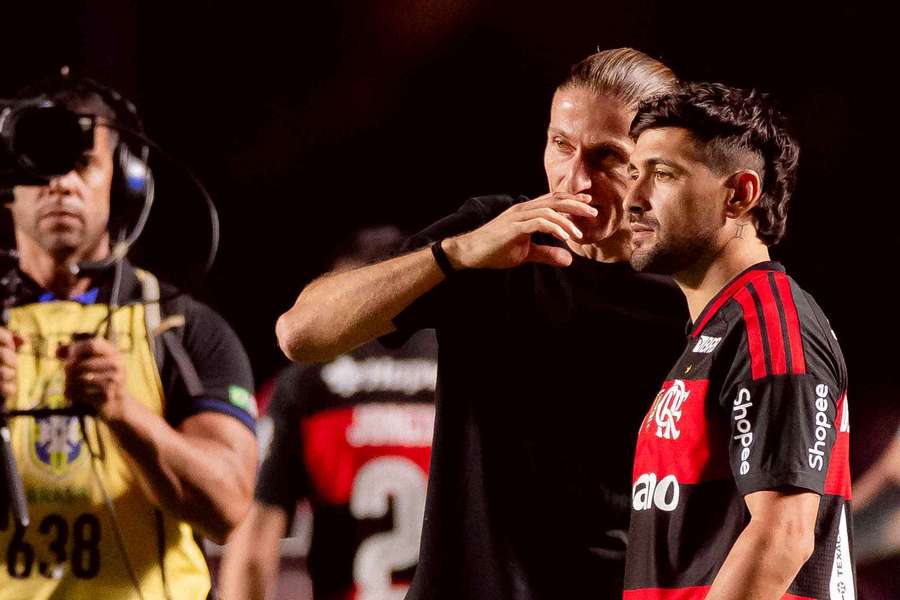 O técnico do Fla conversando com Arrascaeta no Morumbi O técnico do Fla conversando com Arrascaeta no Morumbi