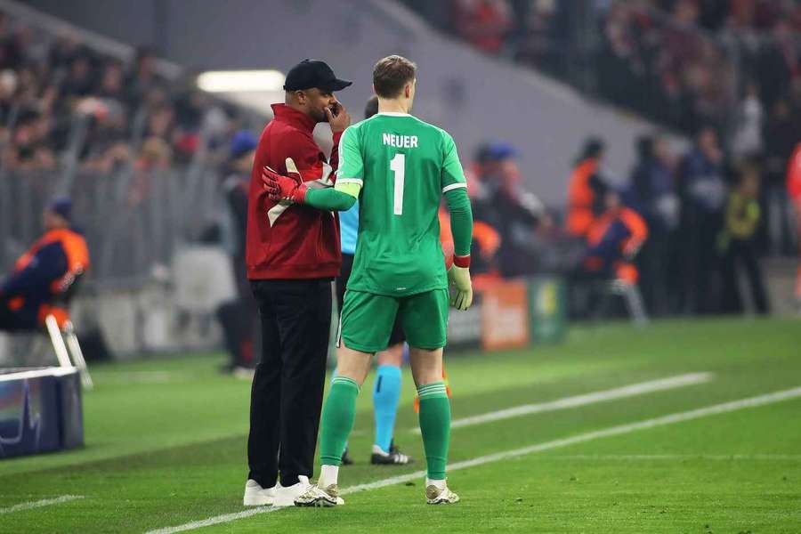 Manuel Neuer im Gespräch mit Vincent Kompany.