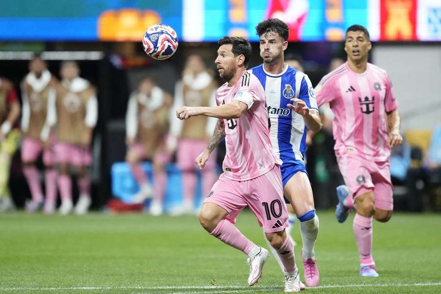 Messi controla a bola perante a oposição de Zé Pedro