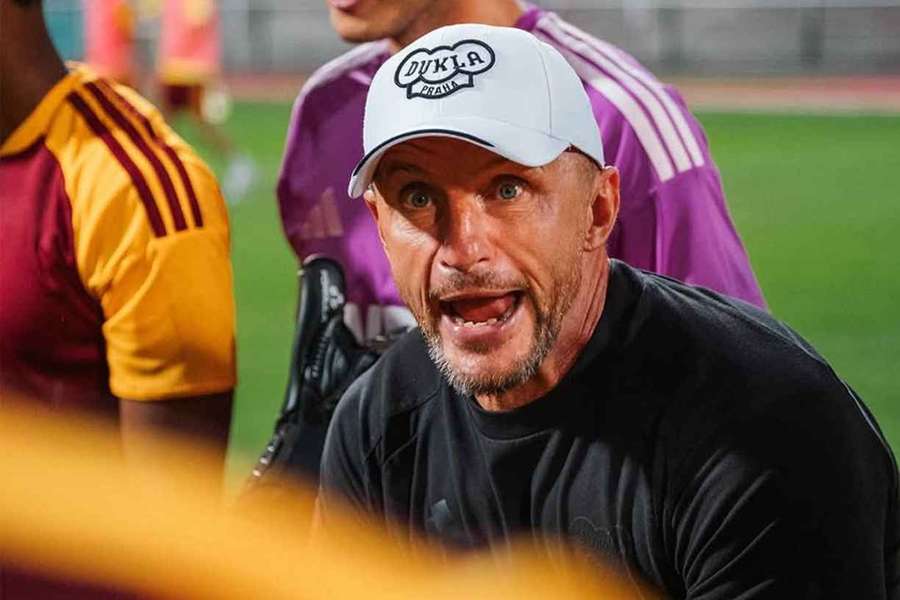 Trenér Dukly Pavel Šustr.