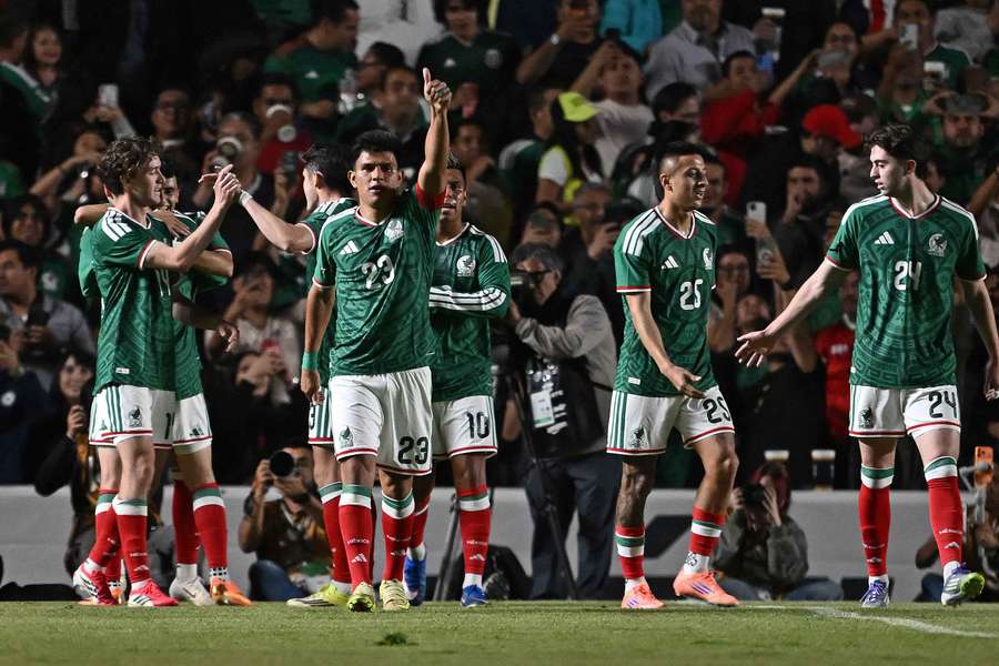 México vence a una inofensiva Islandia en un partido amistoso