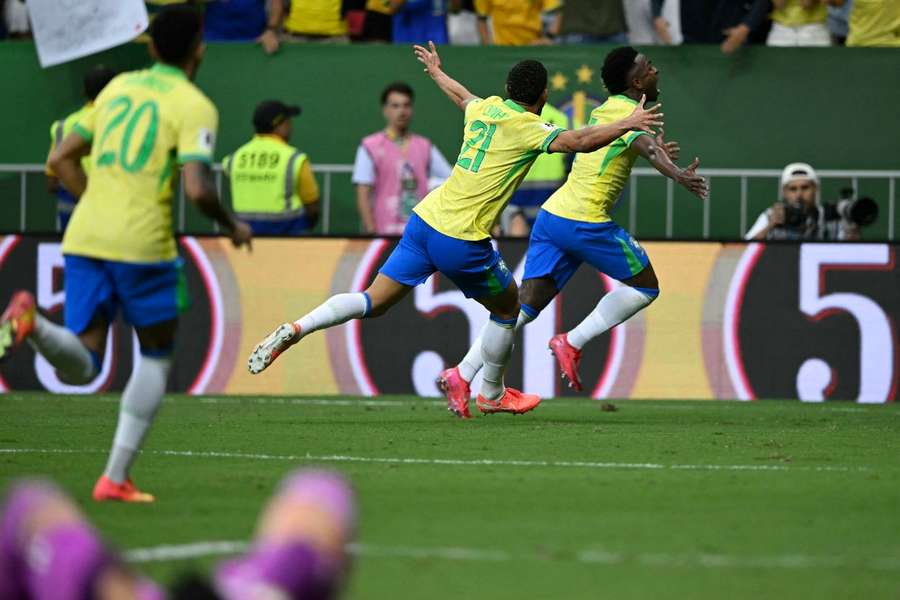 Vinícius celebra golo da vitória