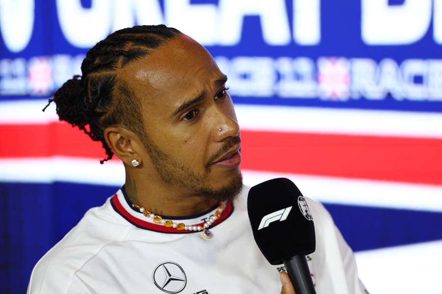 Lewis Hamilton durante coletiva de imprensa no Grande Prêmio da Inglaterra