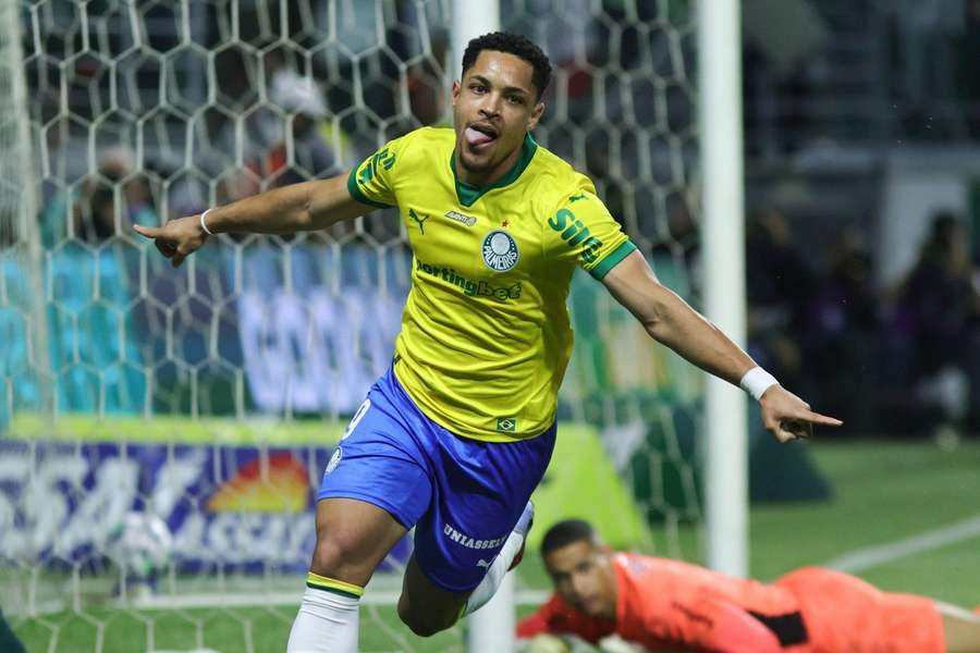 Vitor Roque fez dois gols na vitória de virada do Palmeiras