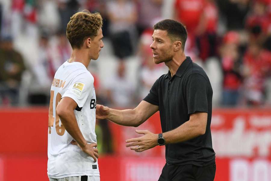 Xabi Alonso (r.) und Andrea Natal beim Testspiel in Essen vor zwei Tagen