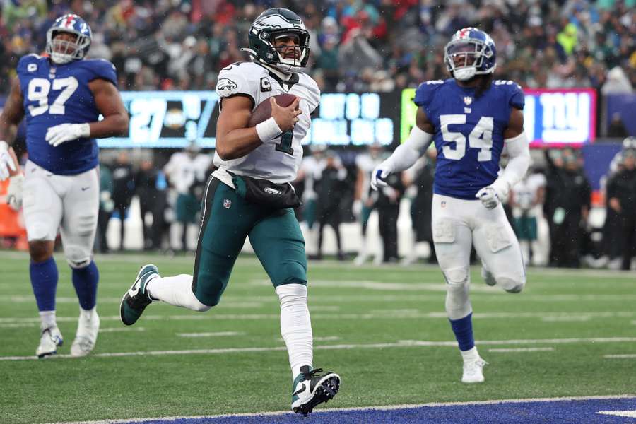 Jalen Hurts anota un touchdown durante el New York Giants-Philadelphia Eagles de la Semana 14.