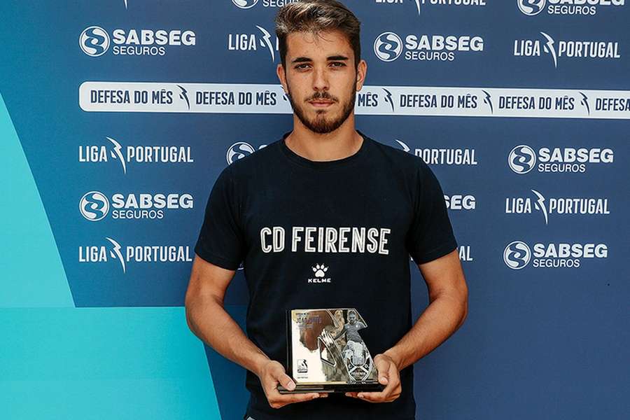 João Pinto, central do Feirense, com o prémio de defesa do mês