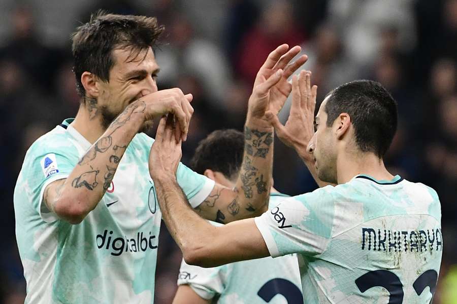 Acerbi y Mkhitaryan celebran un gol del Inter de Milán.