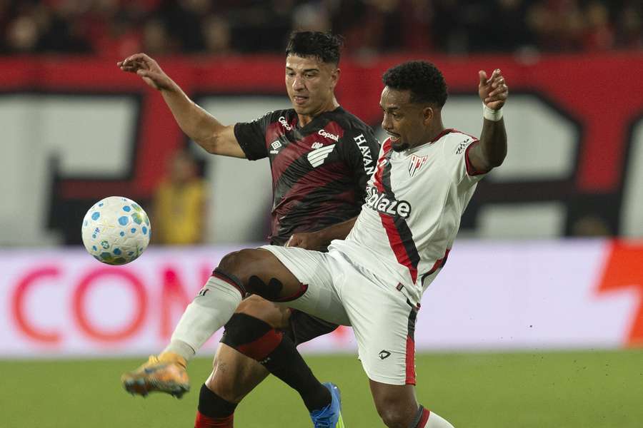 Athletico-PR e Atlético-GO ficaram no 0 a 0 em Curitiba