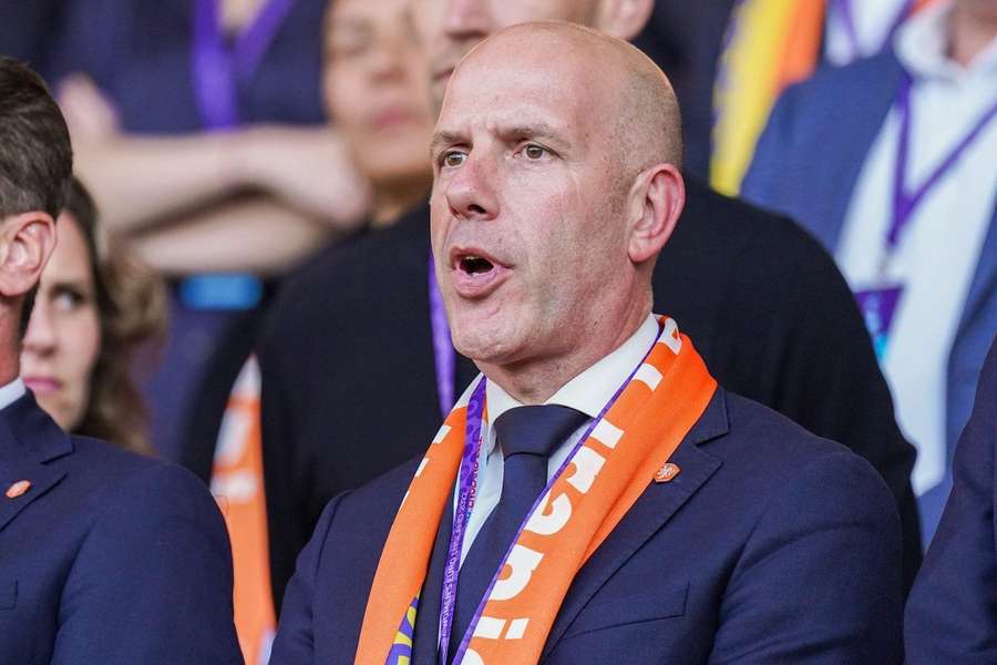 KNVB-bestuurder Gijs de Jong vol ongeloof na dreigementen van de FIFA over band