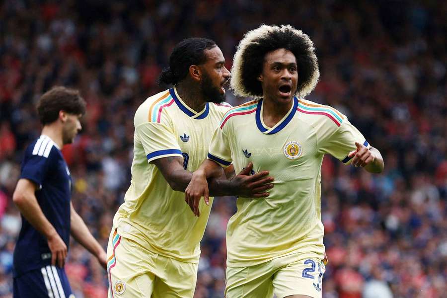 Locadia e Chong nel match tra Scozia e Curaçao Locadia e Chong nel match tra Scozia e Curaçao