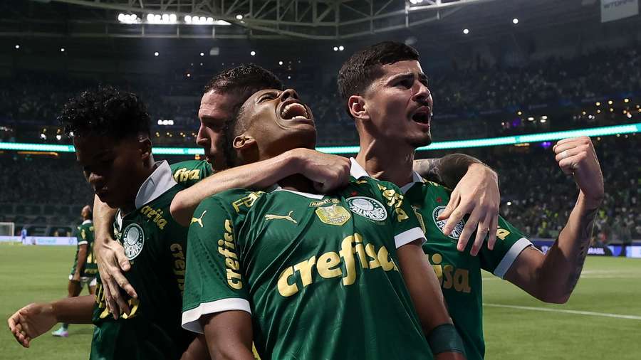 Estêvão (centro) celebra o gol da vitória no Allianz