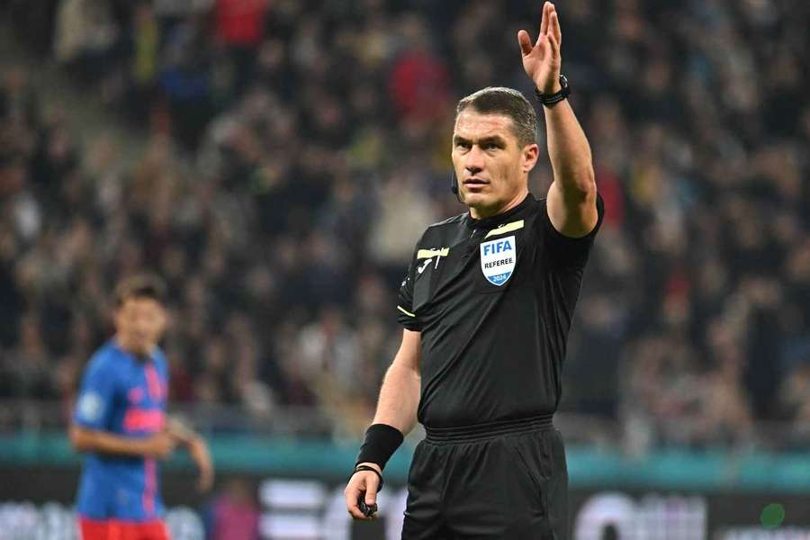 Istvan Kovacs va arbitra Inter - Arsenal