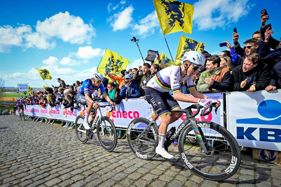 Tadej Pogačar řeší nepříjemné komplikace.