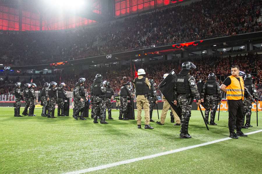 Polícia preciso agir para impedir invasões no gramado da Ligga Arena