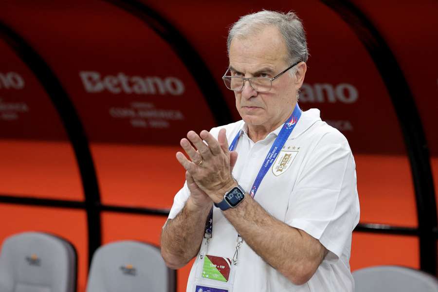 Bielsa quebrou malapata contra o Brasil