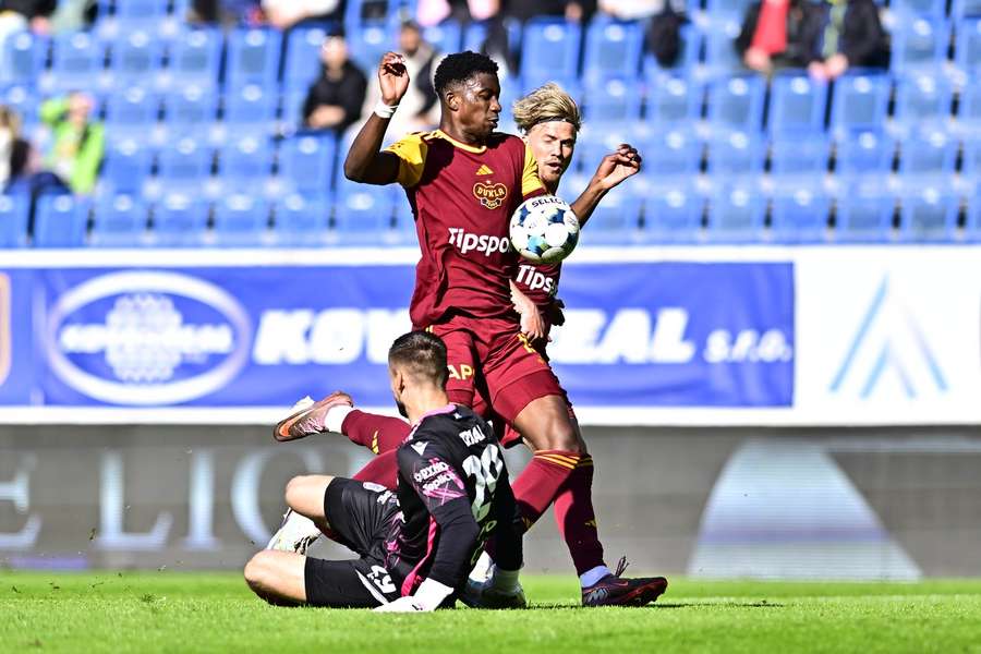 Baník Ostrava má zájem o hráče Dukly Dantayeho Gilberta. Baník Ostrava má zájem o hráče Dukly Dantayeho Gilberta.