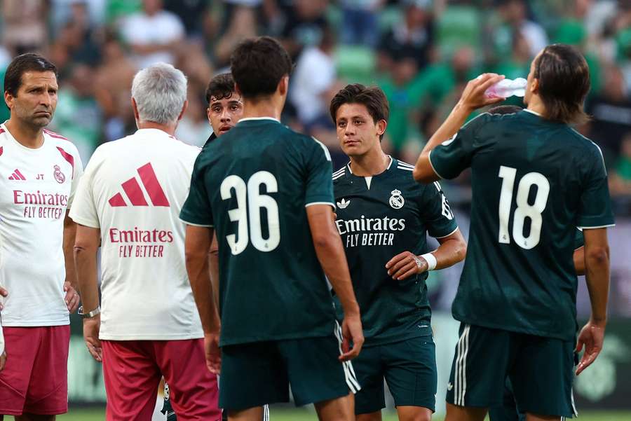 Güler escucha las instrucciones de Mourinho Güler escucha las instrucciones de Mourinho