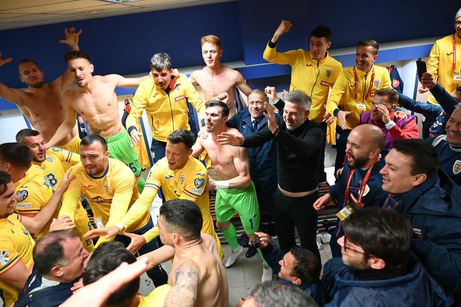 Edward Iordănescu printre fotbaliștii săi după calificarea la Euro Edward Iordănescu printre fotbaliștii săi după calificarea la Euro