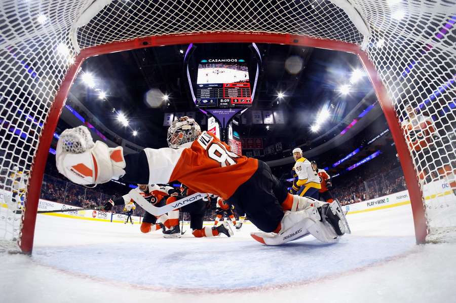 Zákrok Dana Vladaře v zápase s Nashville. Zákrok Dana Vladaře v zápase s Nashville.
