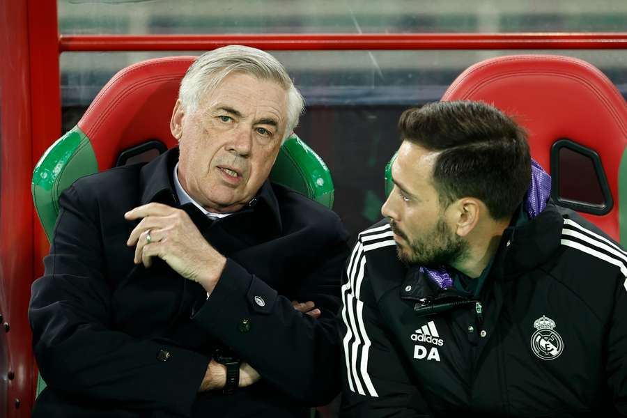 Carlo Ancelotti habla con su hijo Davide durante la final del Mundial de Clubes.