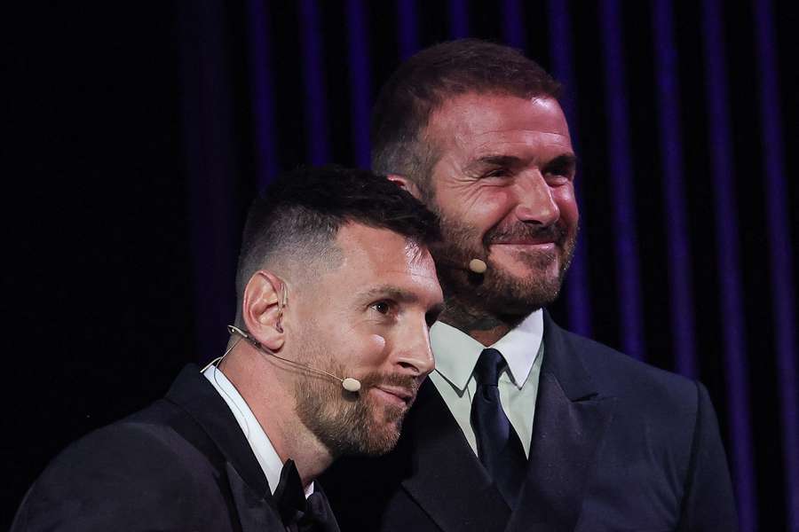 Lionel Messi blev tildelt Ballon d'Or ved siden af David Beckham.