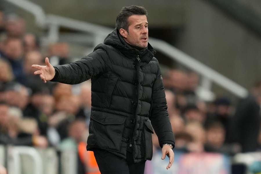 Marco Silva, treinador português do Fulham, gesticula na linha lateral