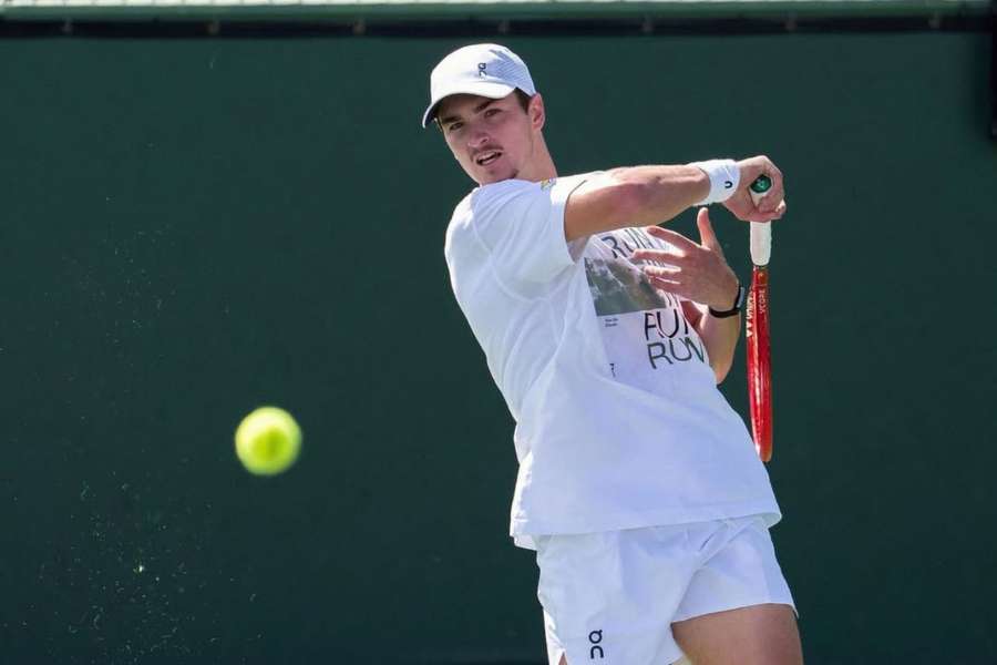 João treina no deserto californiano para a estreia