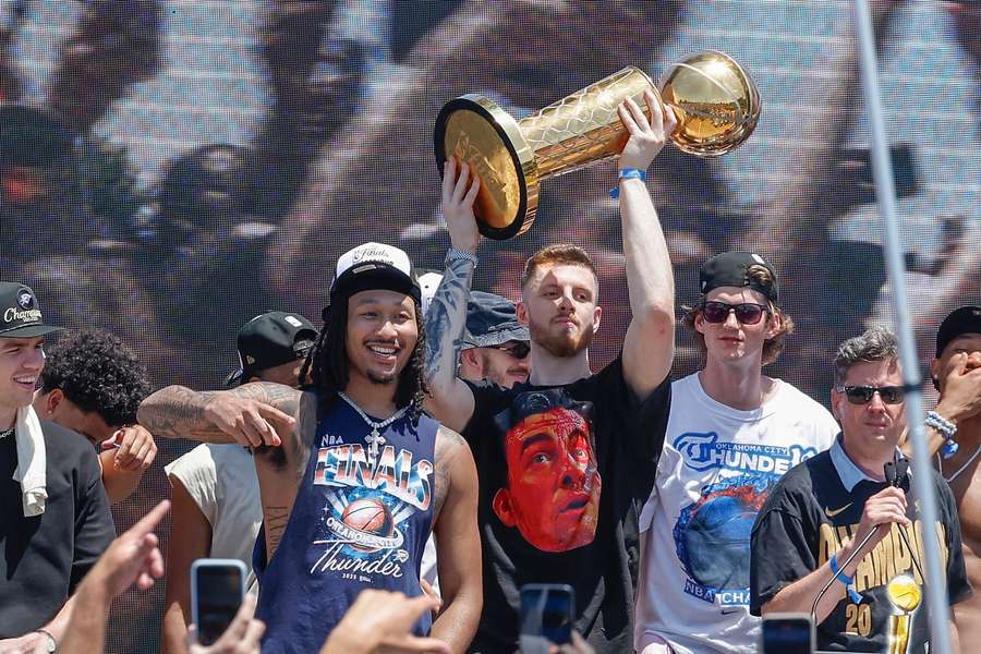 Isaiah Hartenstein (M.) bei der NBA Championship Parade