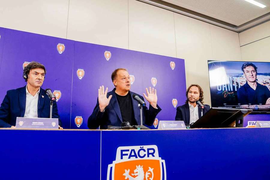 David Trunda (uprostřed) na TK české reprezentace.