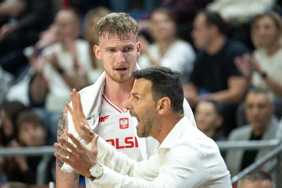 Trener Igor Milicić (P) i zawodnik Aleksander Balcerowski (L) podczas meczu eliminacji ME z Estonią